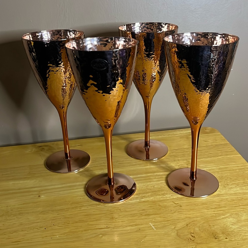 😀Rose gold coloured wine goblets set of 4
